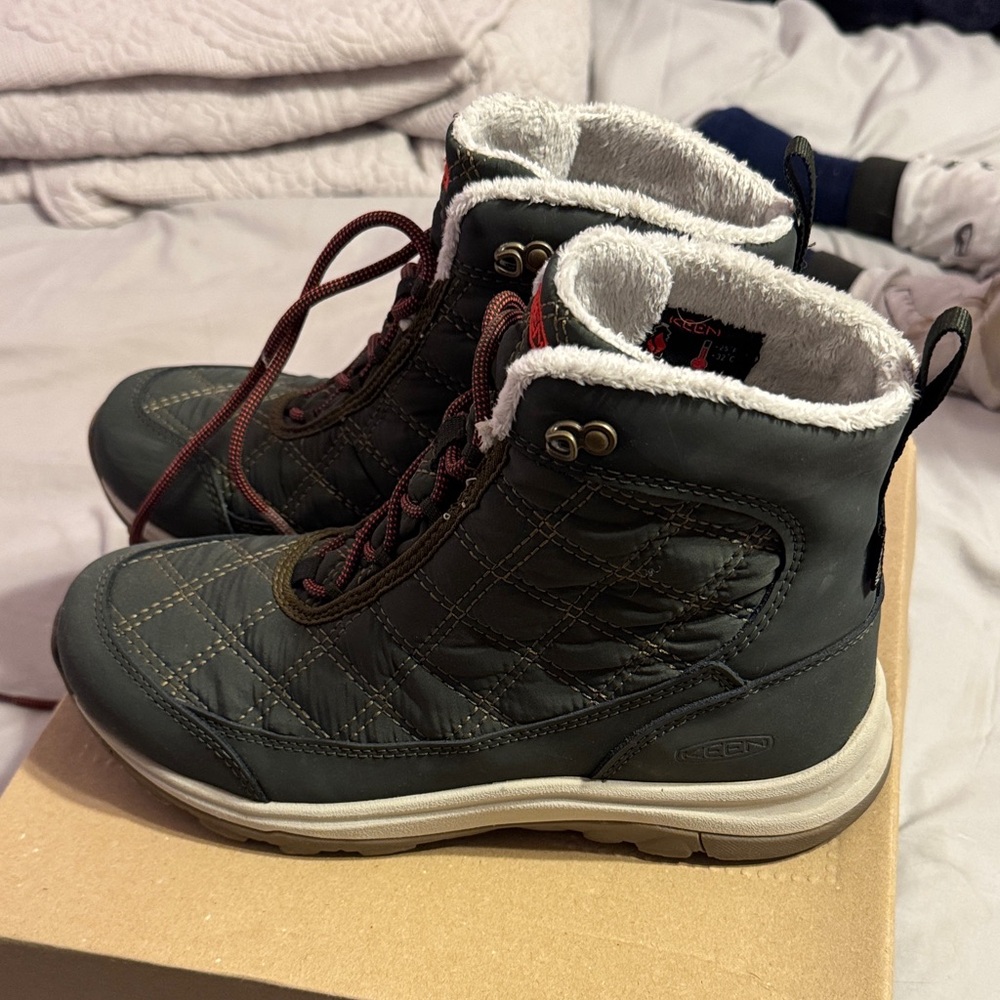 KEEN green Quilted Boots with Red Laces